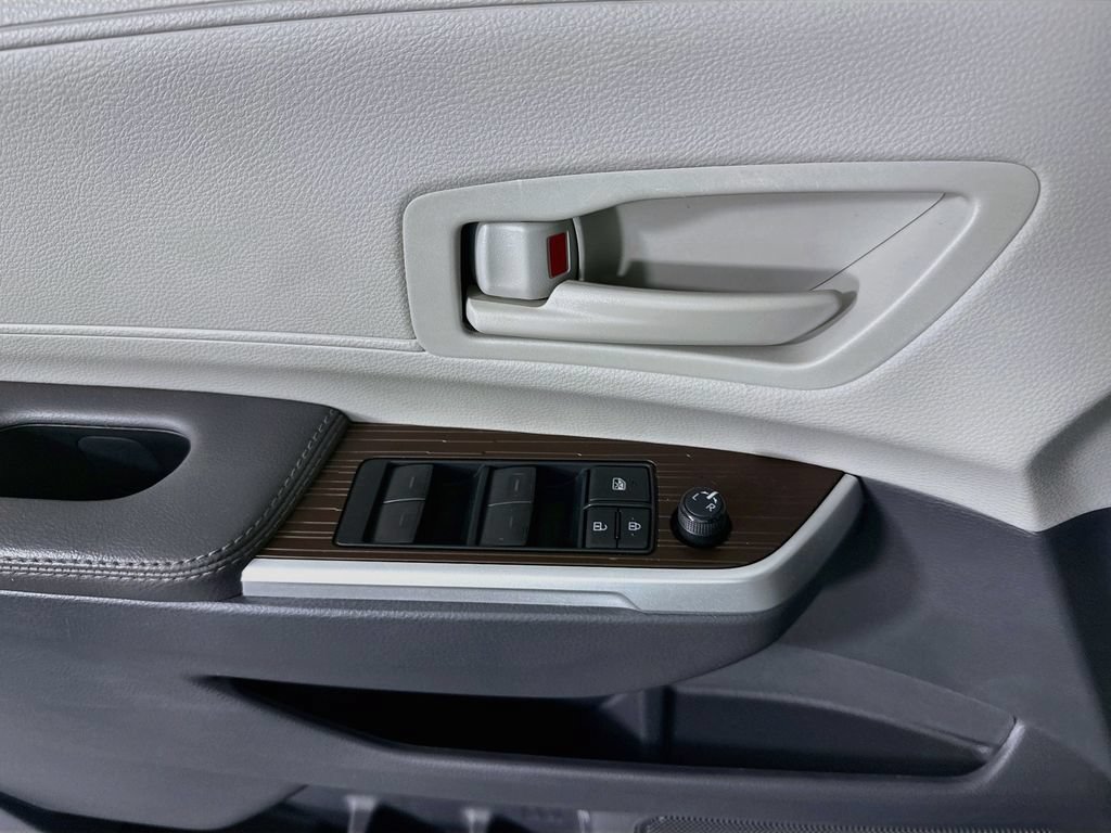 Certified 2024 Toyota Sienna LE FWD image 22