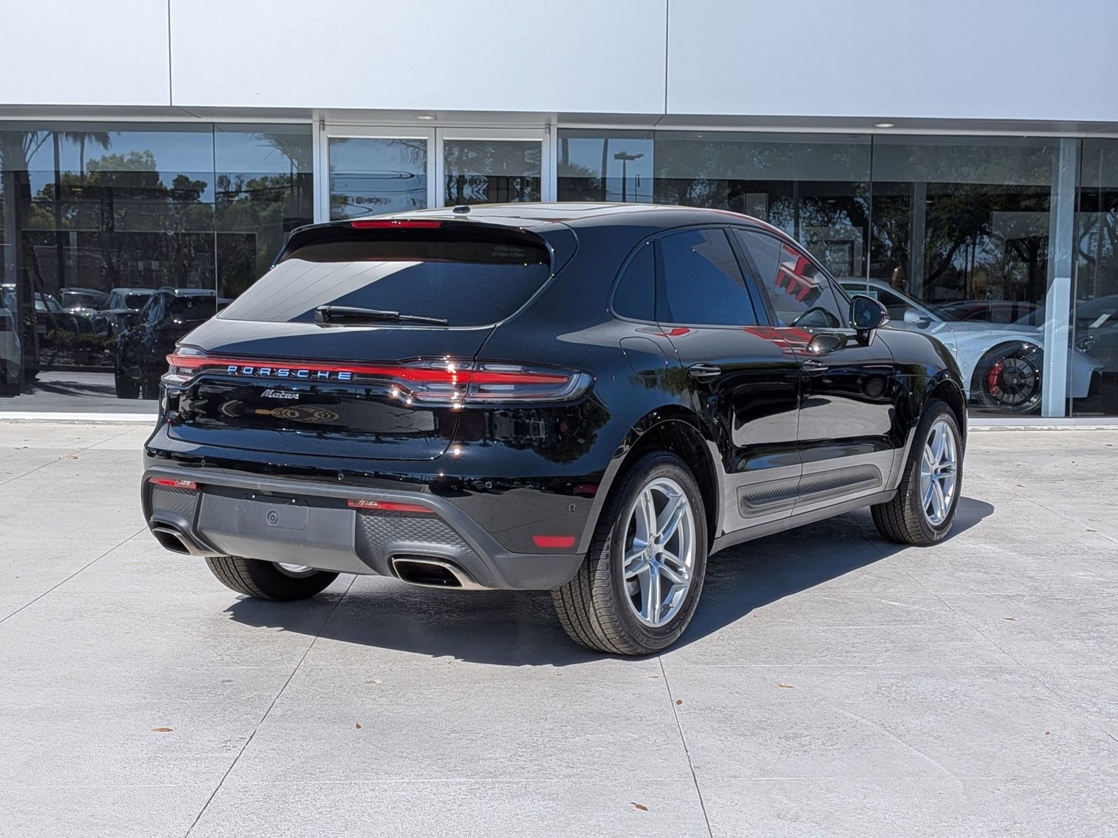 Certified 2023 Porsche Macan AWD/4WD image 9