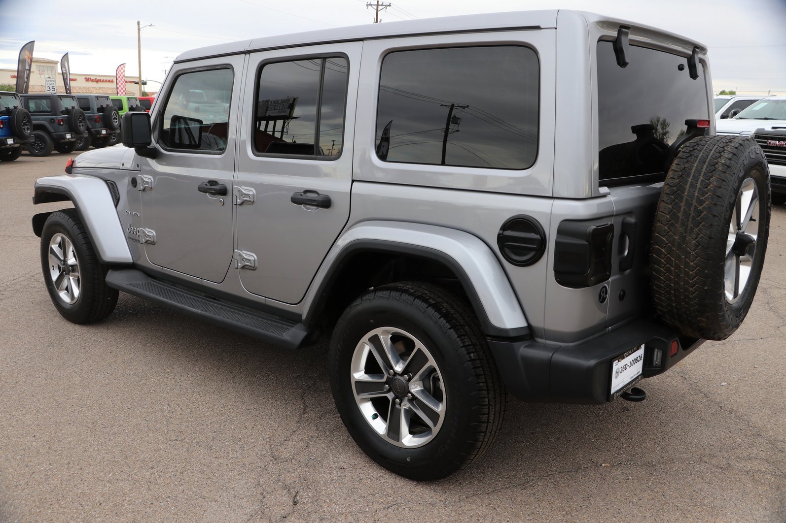 Used 2018 Jeep Wrangler Unlimited Sahara AWD/4WD image 5