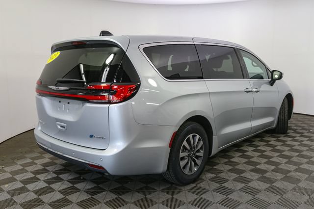 Used 2023 Chrysler Pacifica Touring-L FWD image 13