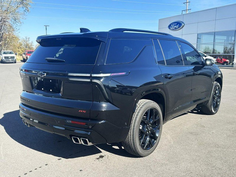 Used 2025 Chevrolet Traverse RS image 3