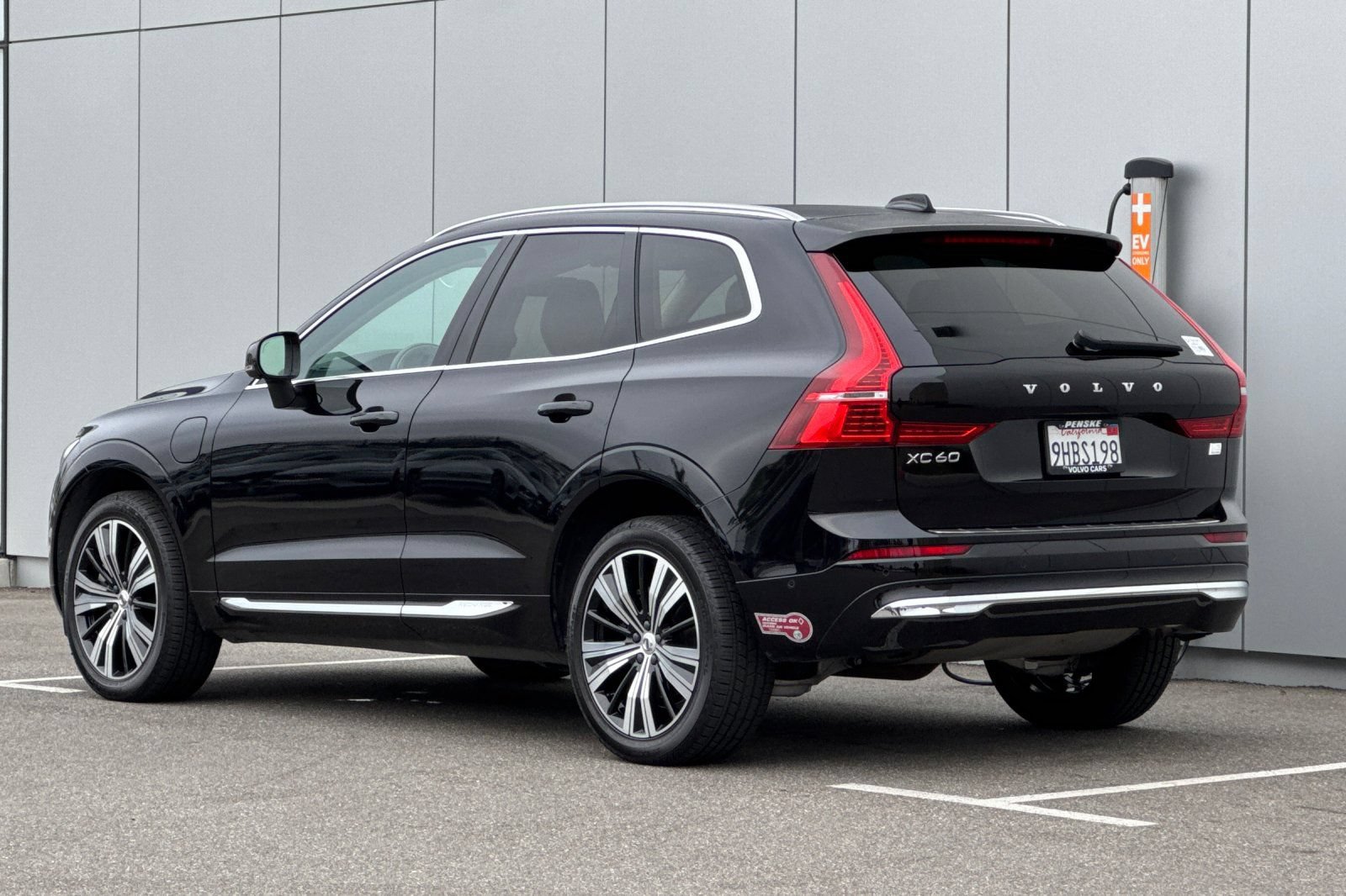 Used 2023 Volvo XC60 T8 Ultimate w/ Climate Package AWD/4WD image 3