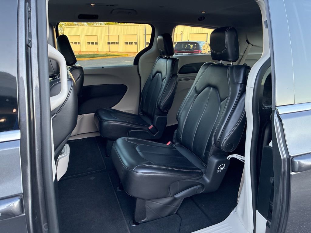Used 2023 Chrysler Pacifica Touring-L image 18