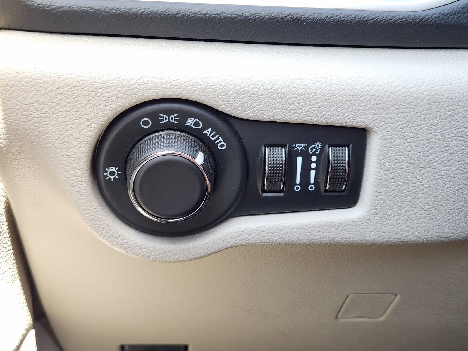 Used 2023 Chrysler Voyager LX image 29