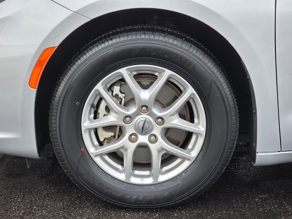 Used 2024 Chrysler Pacifica Touring-L image 9