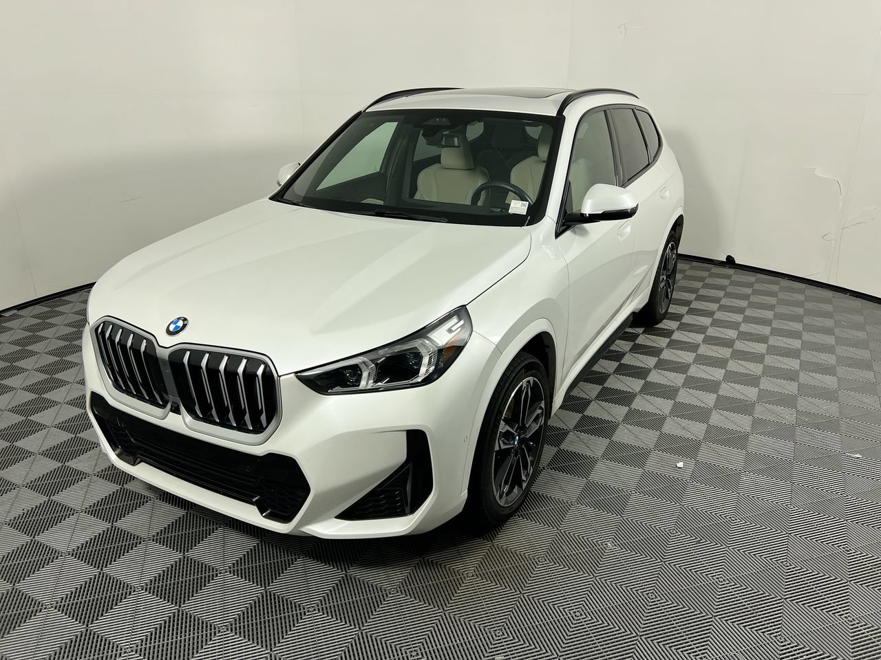 Used 2023 BMW X1 xDrive28i w/ Premium Package AWD/4WD image 7