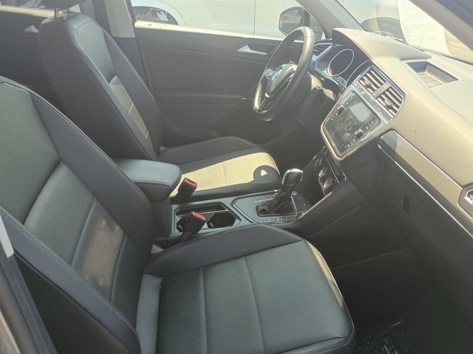 Used 2020 Volkswagen Tiguan SE w/ Panoramic Sunroof Package FWD image 9