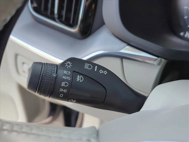 Used 2020 Volvo XC60 T5 Momentum w/ Protection Package Premier image 12