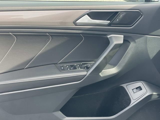 Used 2024 Volkswagen Tiguan SE w/ Panoramic Sunroof Package image 19