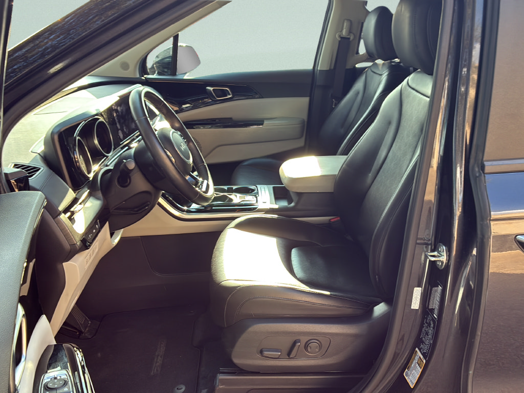 Used 2024 Kia Carnival EX FWD image 13
