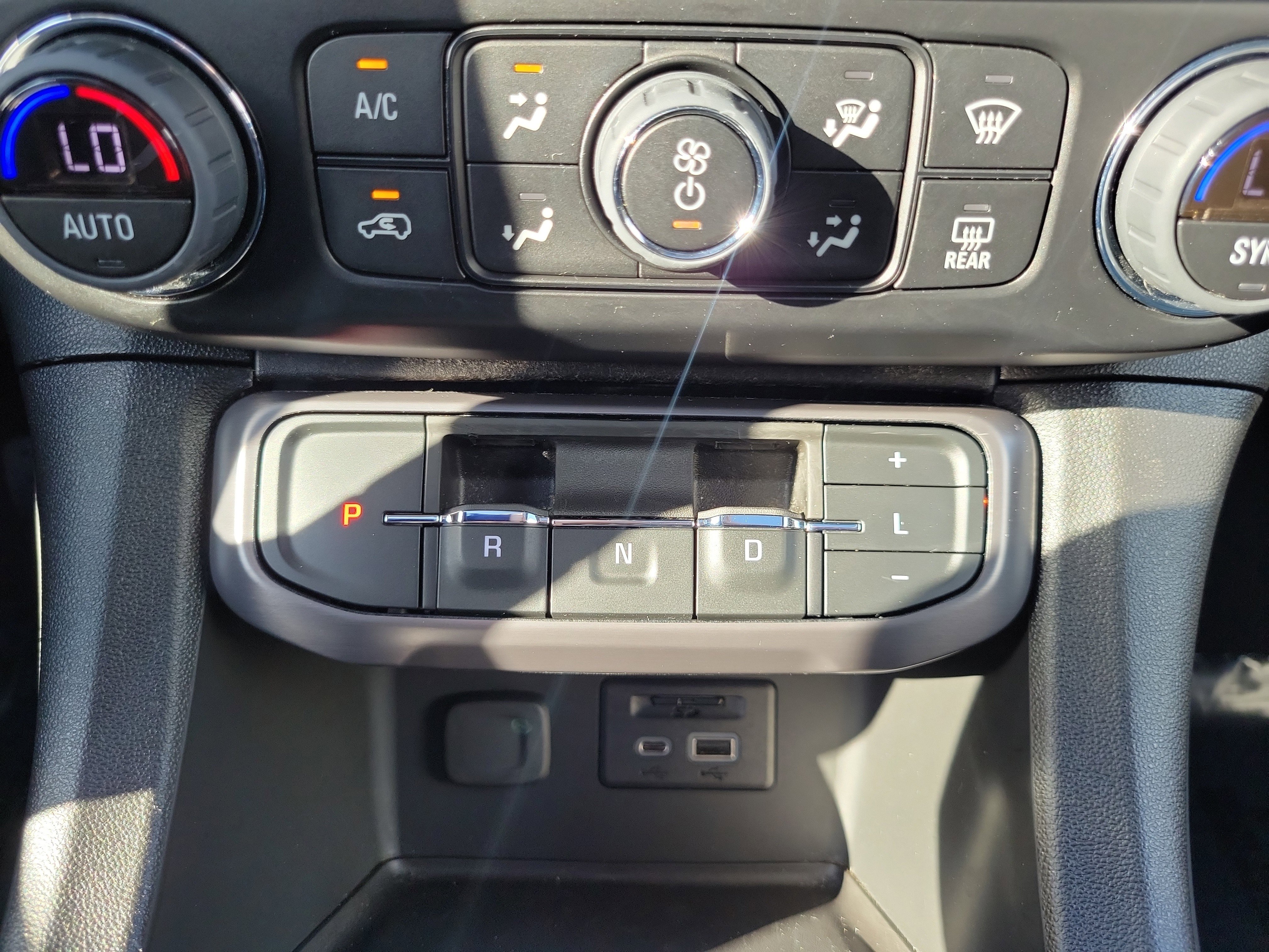 Used 2023 GMC Acadia AT4 w/ Technology Package image 25