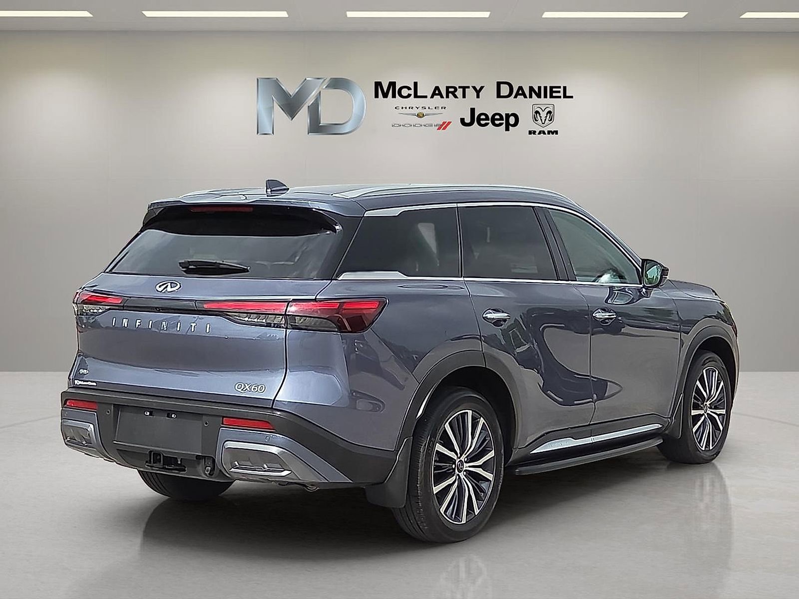 Used 2025 INFINITI QX60 Sensory w/ Vision Package AWD/4WD image 5