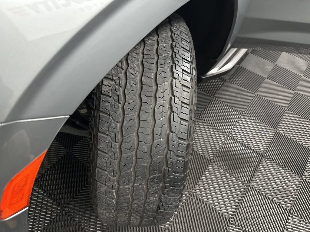 Used 2024 GMC Yukon AT4 w/ Technology Package AWD/4WD image 43