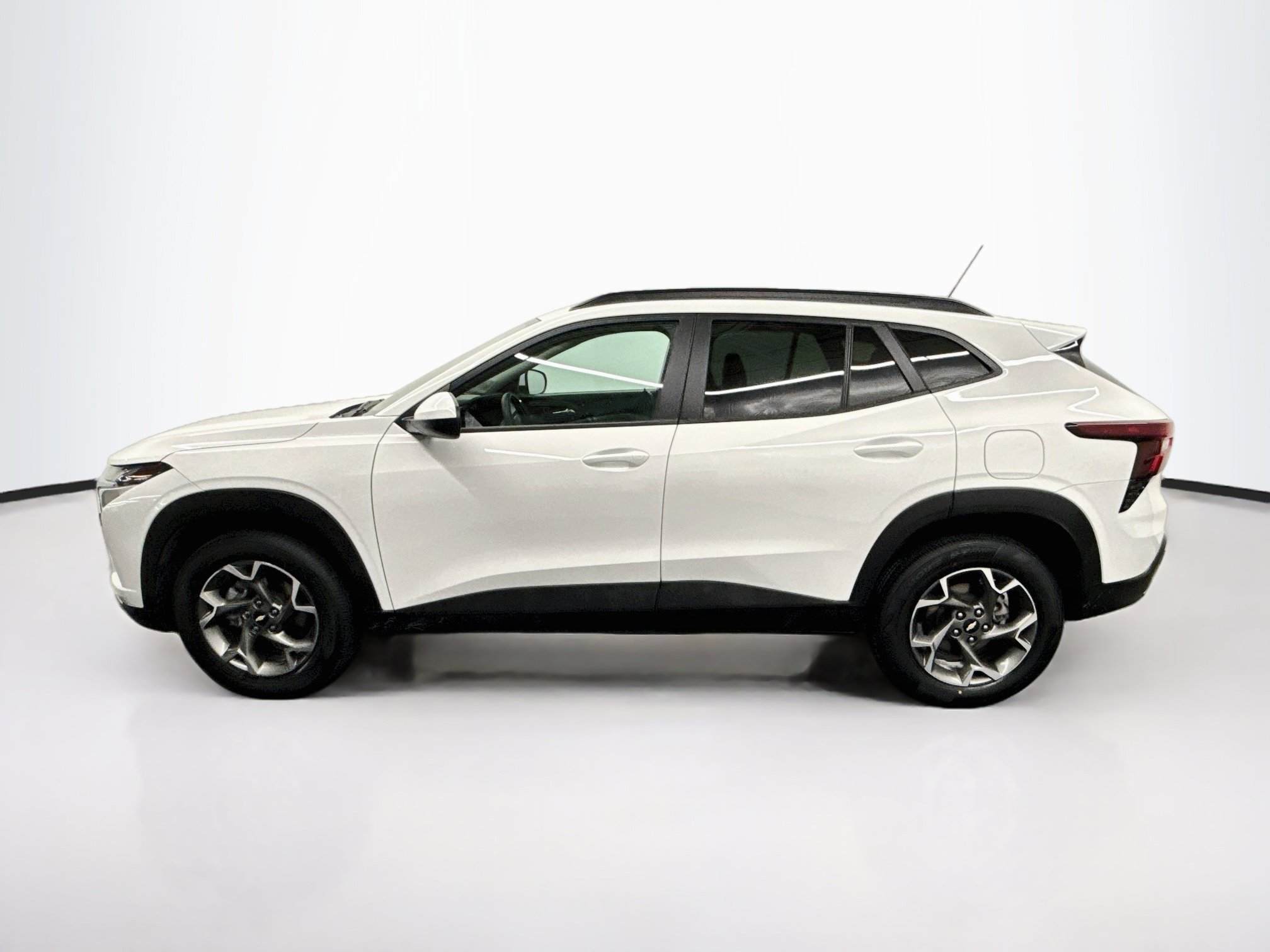Used 2025 Chevrolet Trax LT FWD image 4