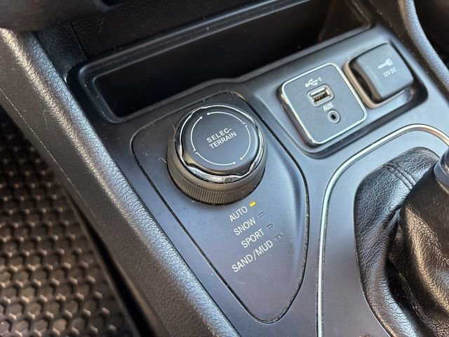 Used 2019 Jeep Cherokee Latitude w/ Cold Weather Group image 23