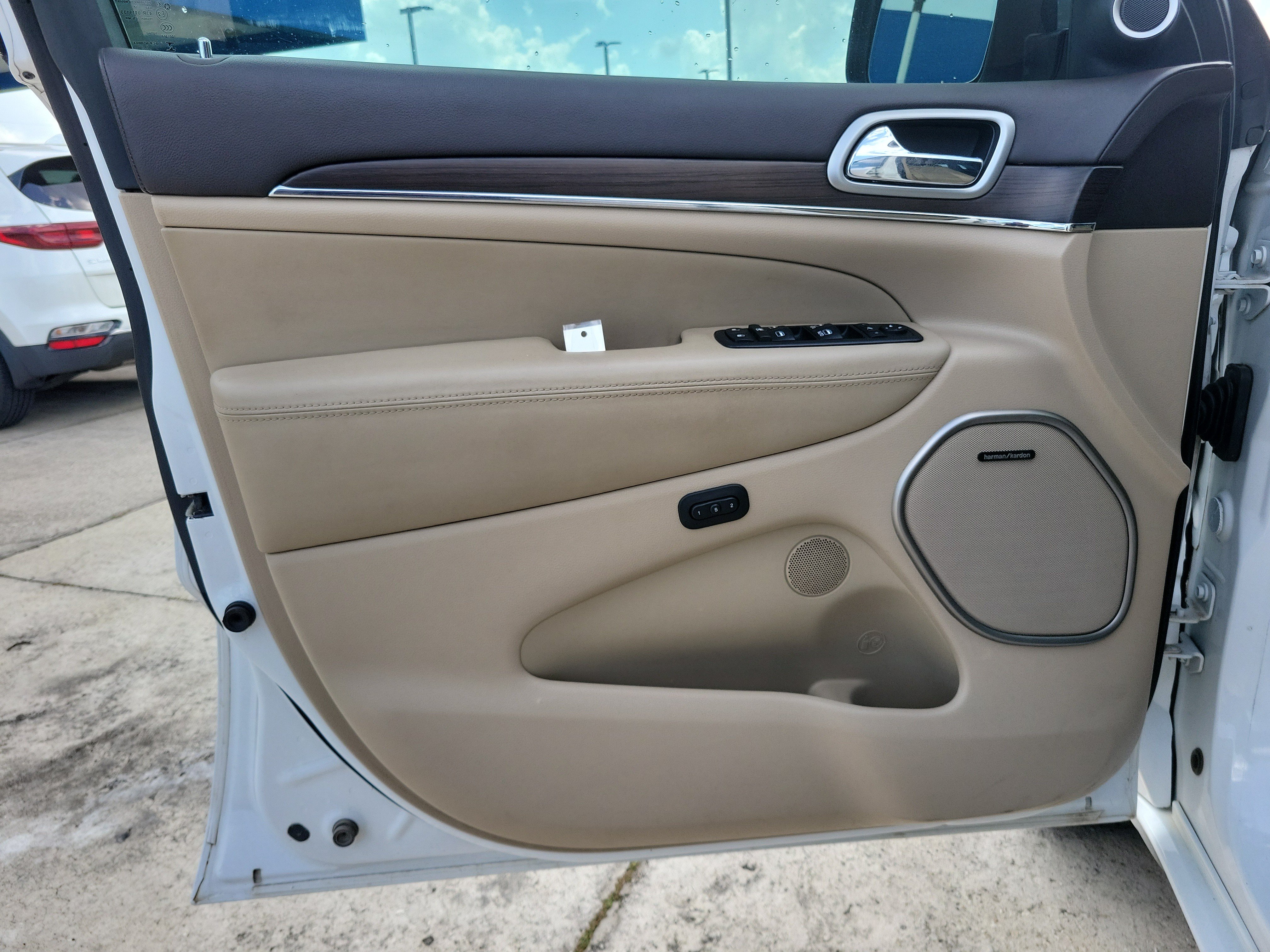 Used 2018 Jeep Grand Cherokee Overland AWD/4WD image 14
