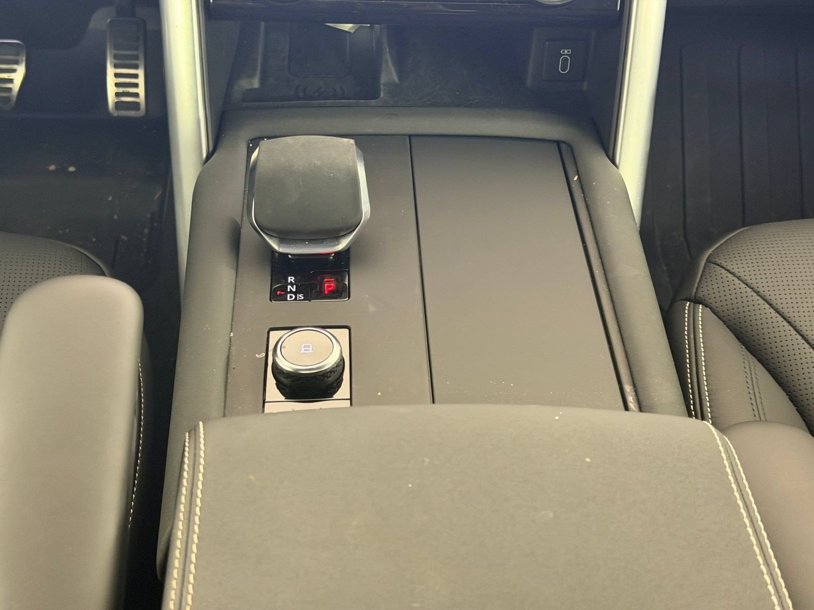 Used 2026 Land Rover Discovery Limited Edition AWD/4WD image 14