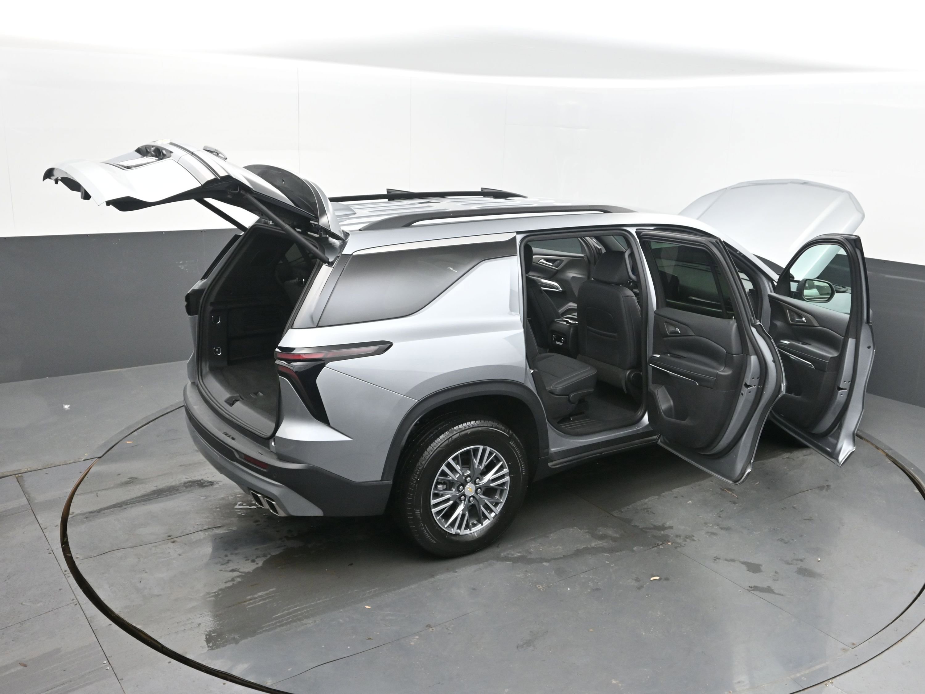 Used 2025 Chevrolet Traverse LT image 33