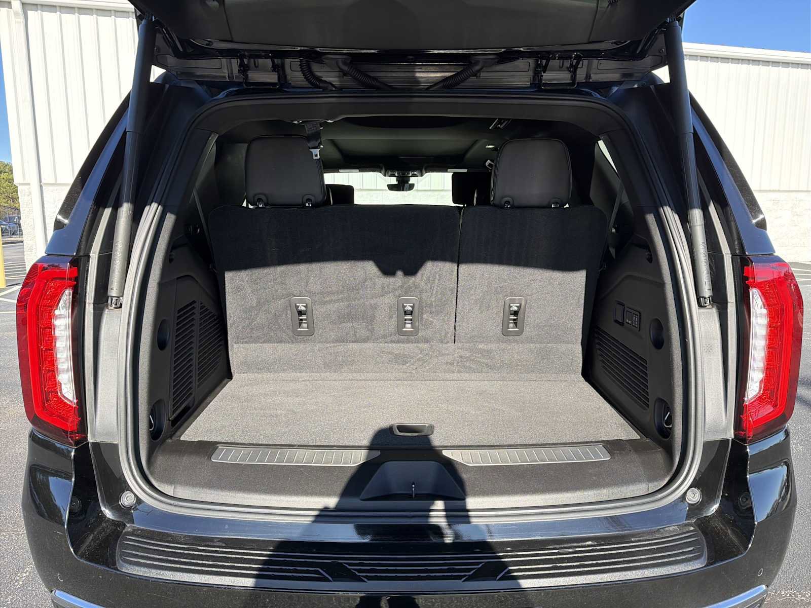 Used 2021 GMC Yukon Denali w/ Denali Premium Package image 30