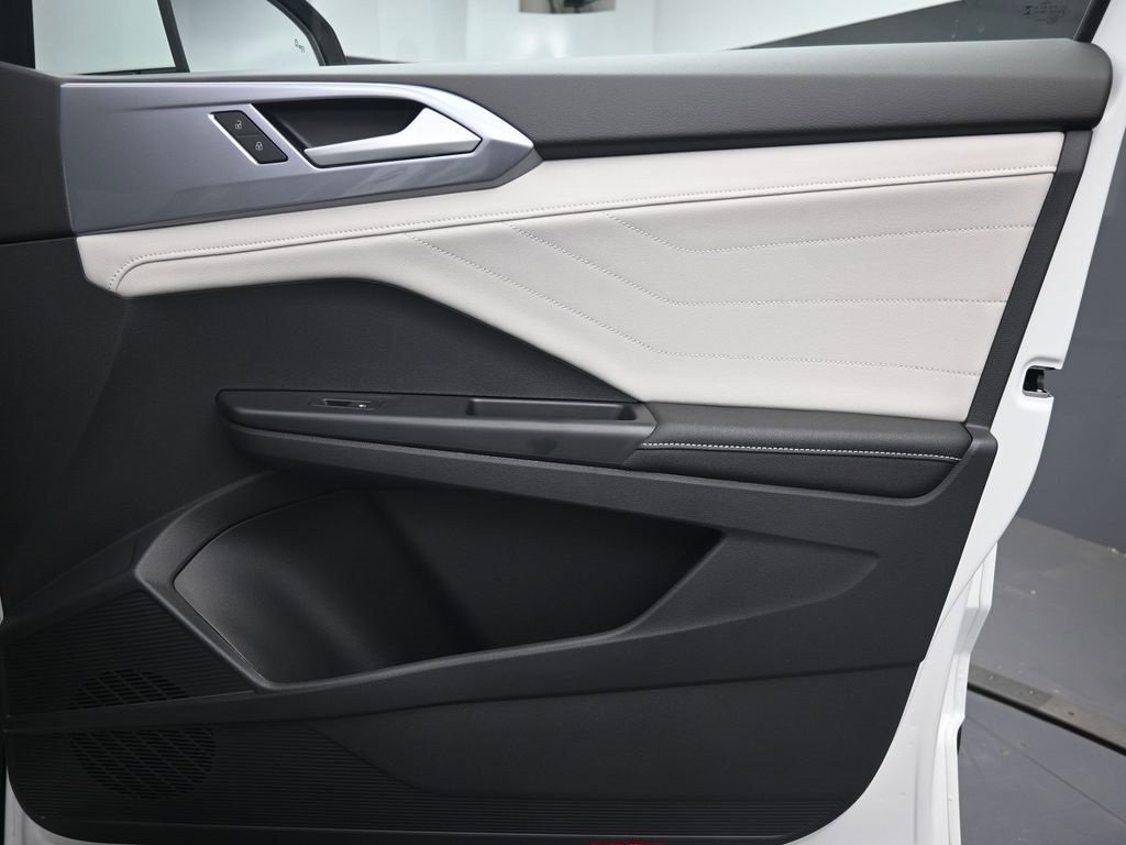 Used 2025 Volkswagen Taos SEL image 30