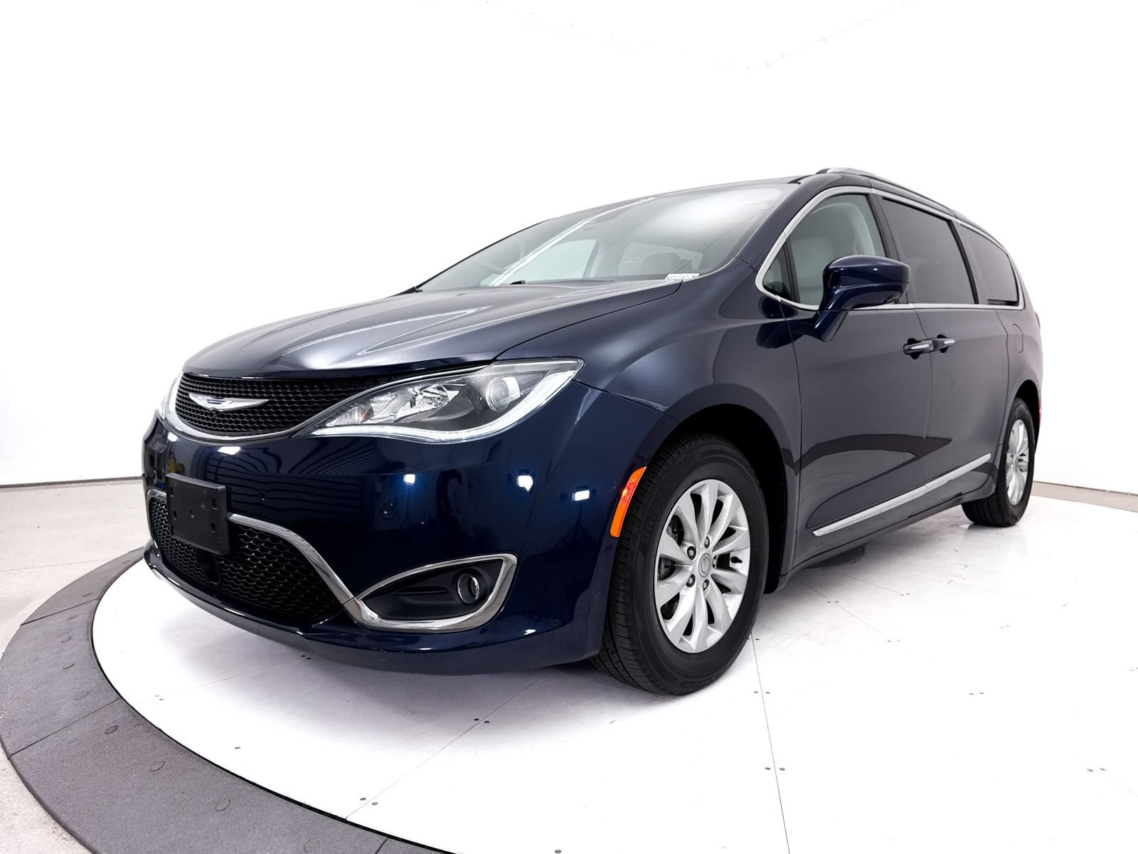 Used 2018 Chrysler Pacifica Touring-L Plus w/ Advanced Safetytec Group FWD image 13