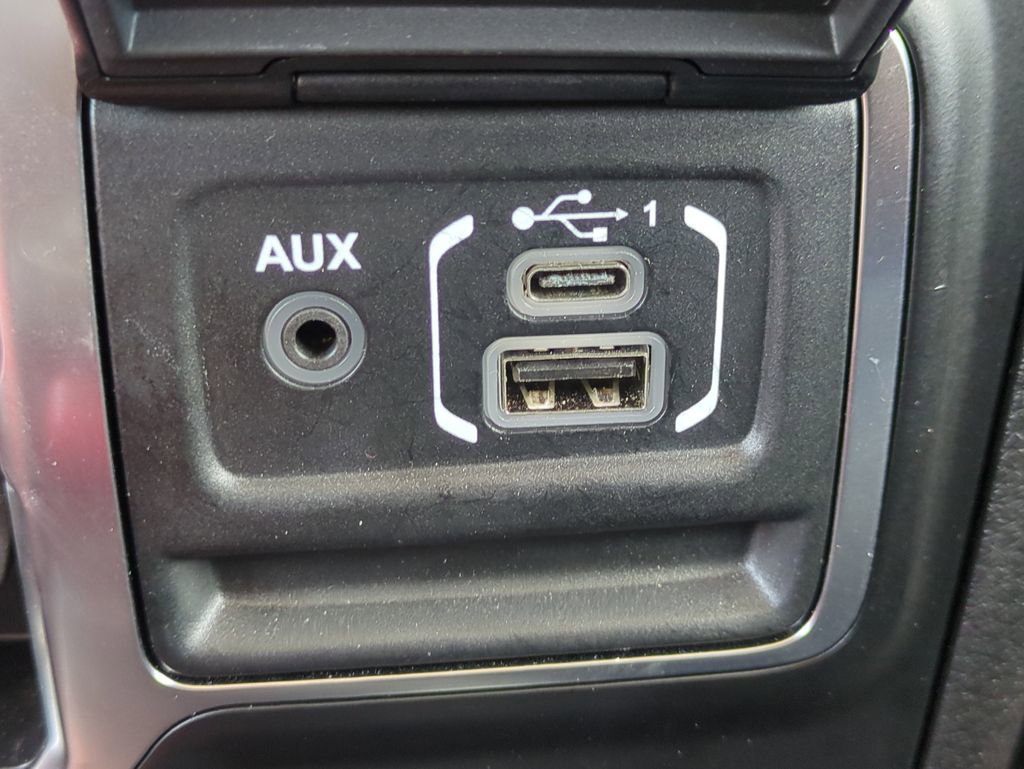 Used 2025 Jeep Wrangler Unlimited Sahara image 25