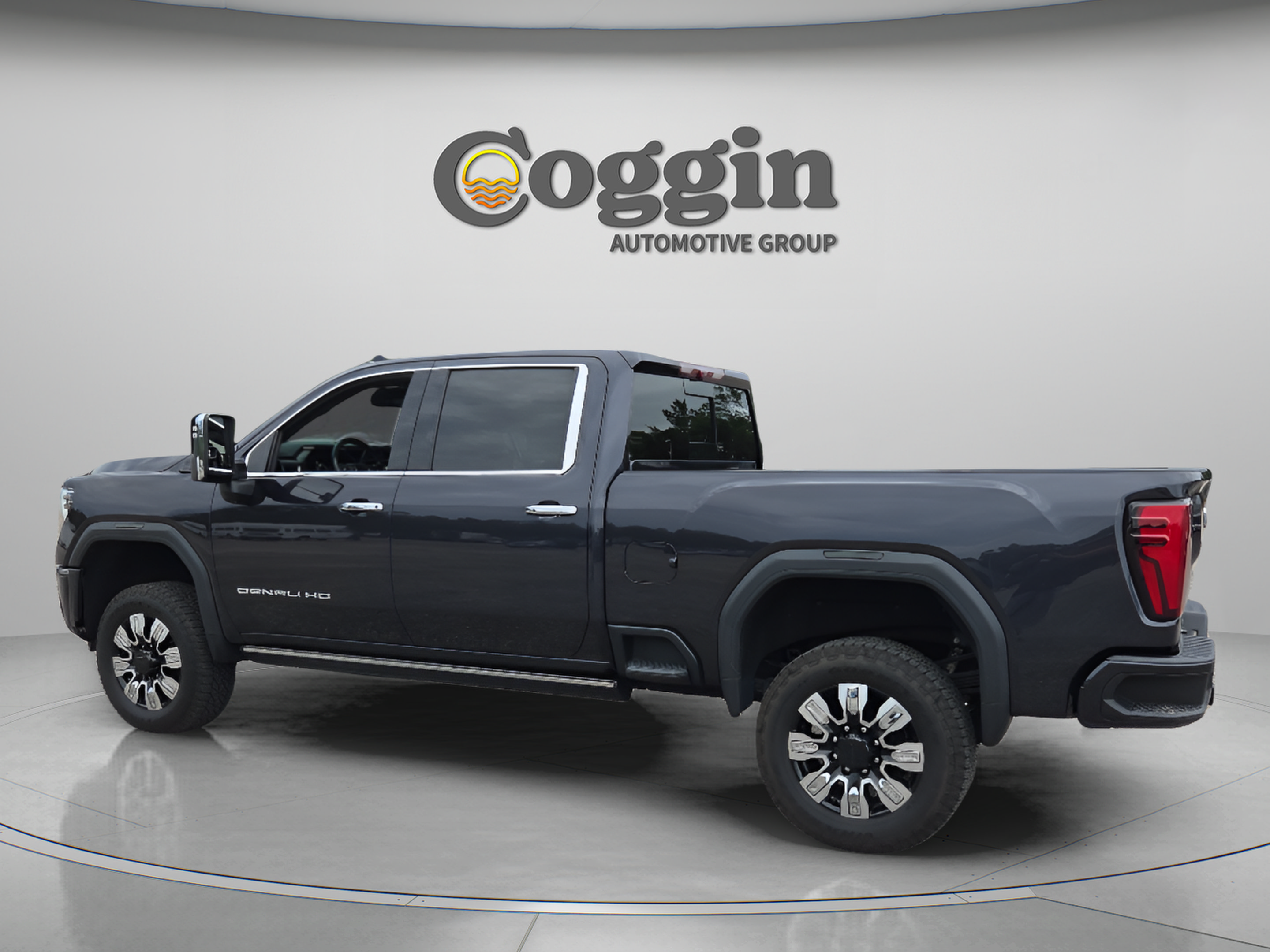 Used 2024 GMC Sierra 3500 Denali Ultimate AWD/4WD image 3