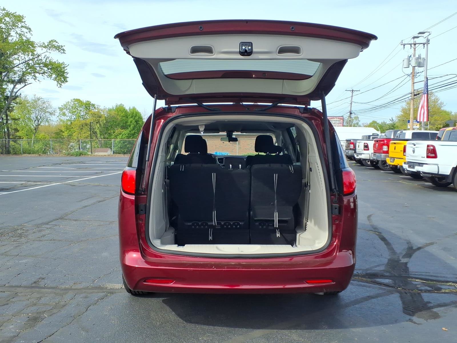 Certified 2022 Chrysler Voyager LX FWD image 7