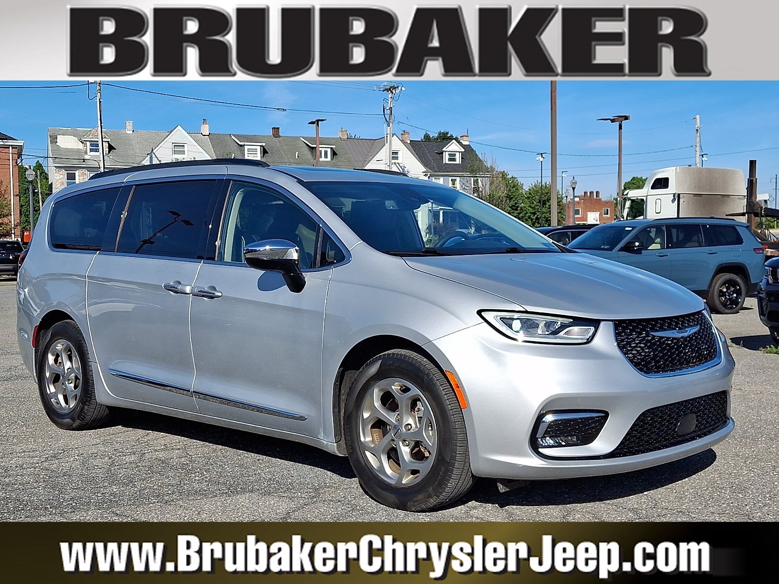Used 2023 Chrysler Pacifica Limited w/ Uconnect Theater Family Group