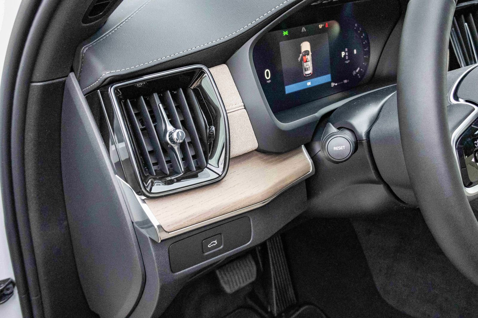 New 2026 Volvo XC90 B5 Core image 32