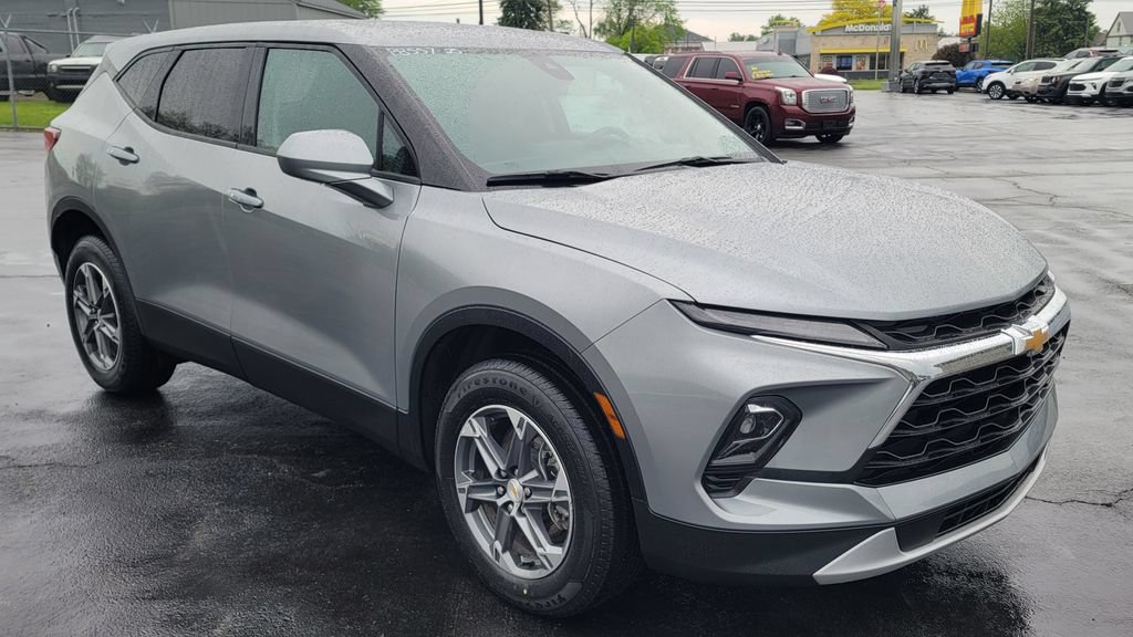 Used 2025 Chevrolet Blazer LT AWD/4WD image 2