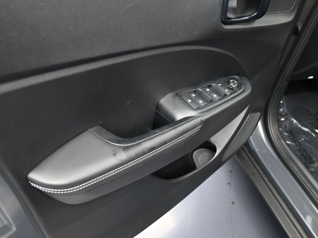 Used 2025 Hyundai Venue Limited image 13