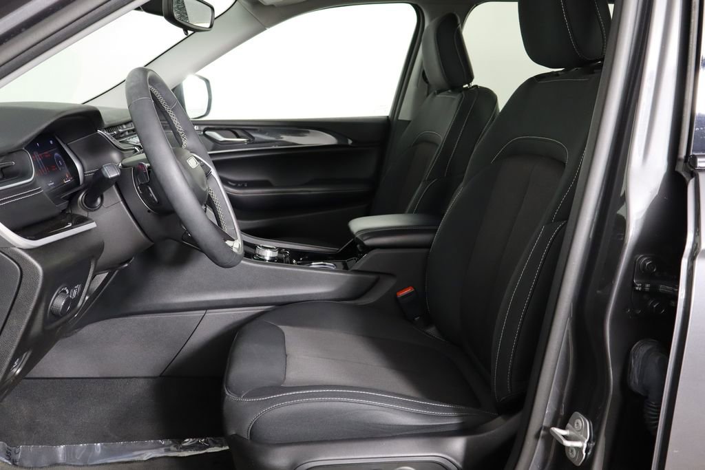 Used 2023 Jeep Grand Cherokee Laredo image 14