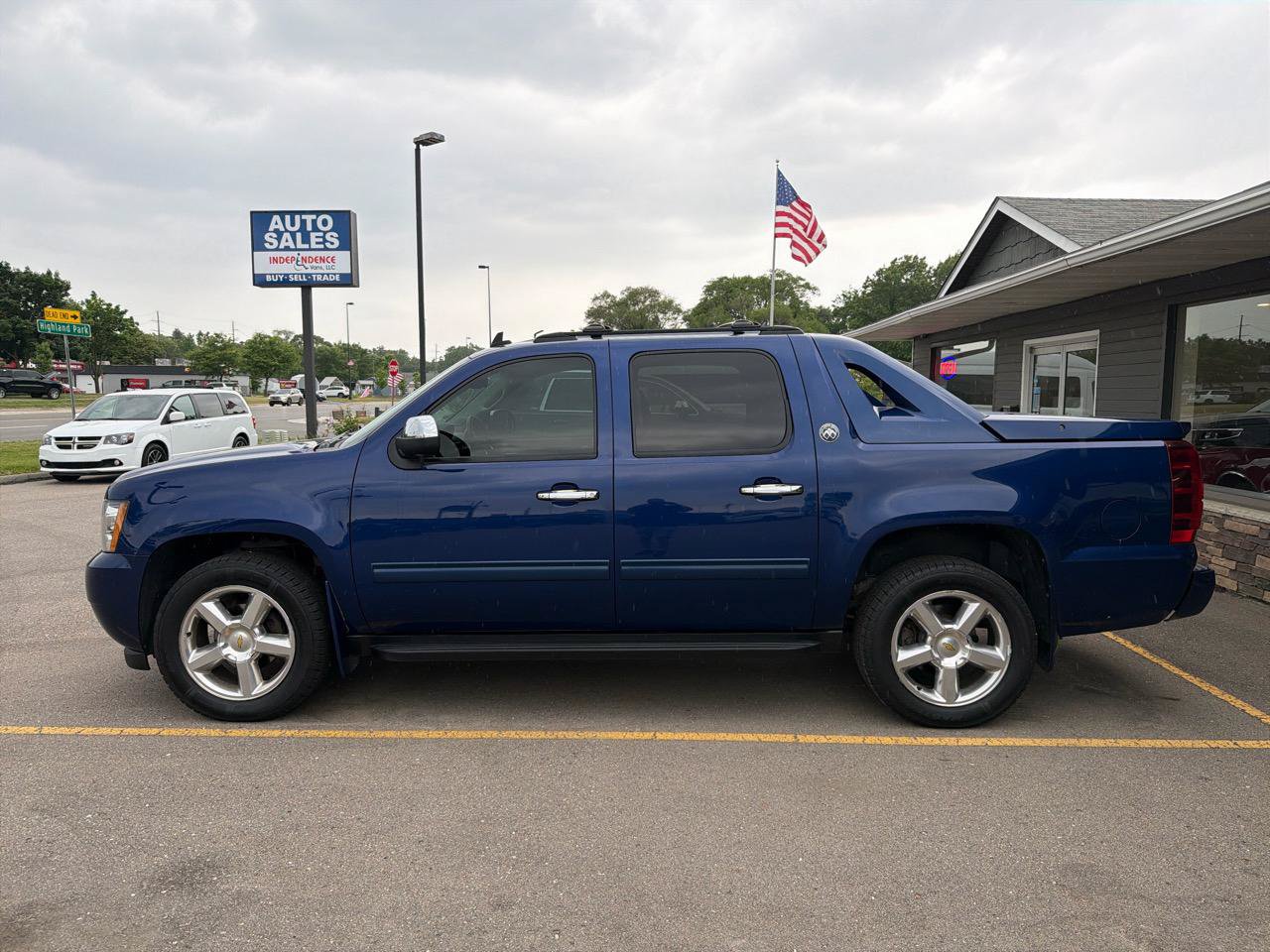 Used 2013 Chevrolet Avalanche LS w/ All-Star Edition AWD/4WD image 7