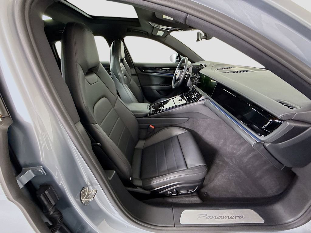Used 2025 Porsche Panamera image 21