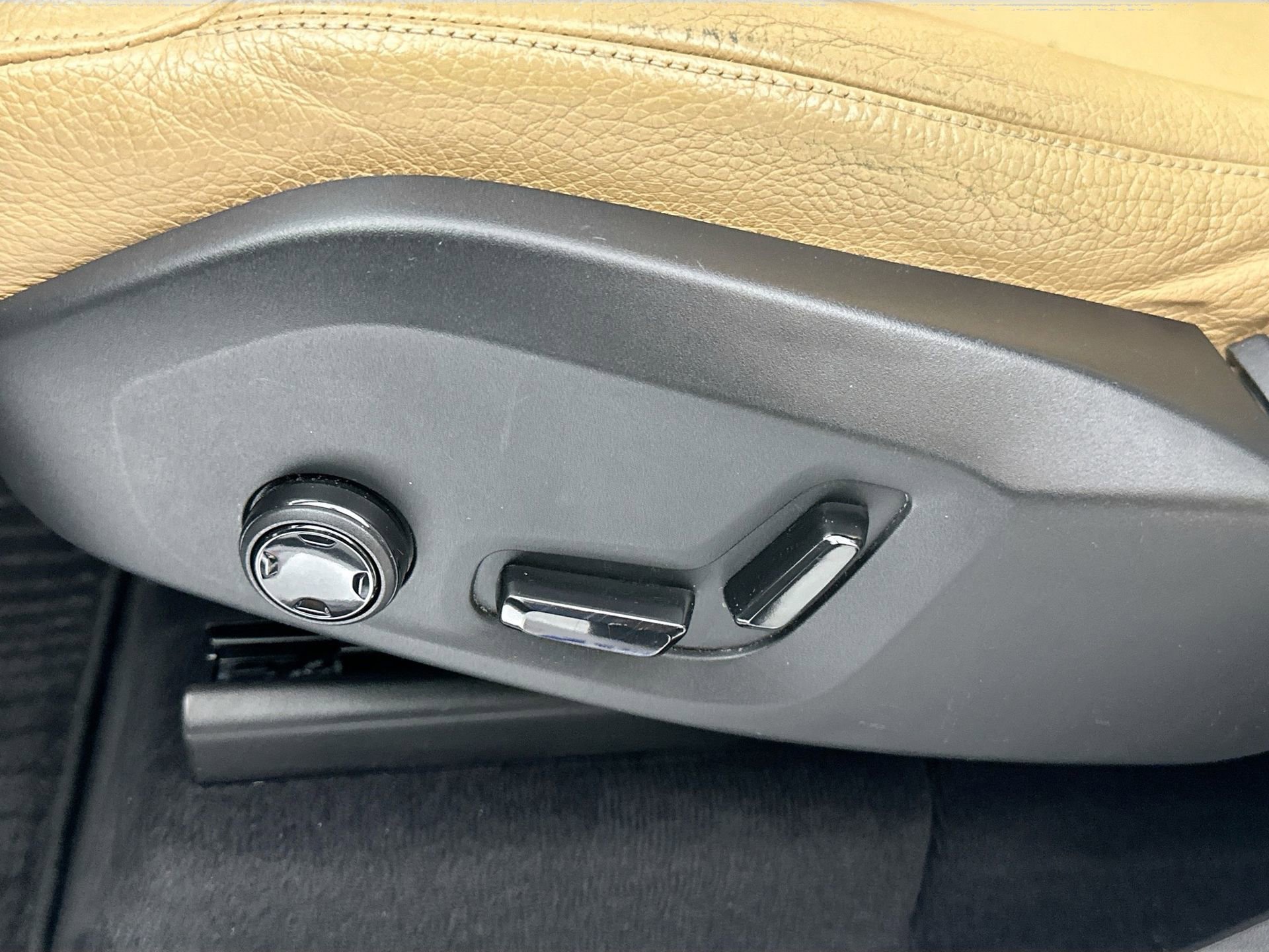 Used 2018 Volvo XC90 T6 Momentum w/ Convenience Package image 19