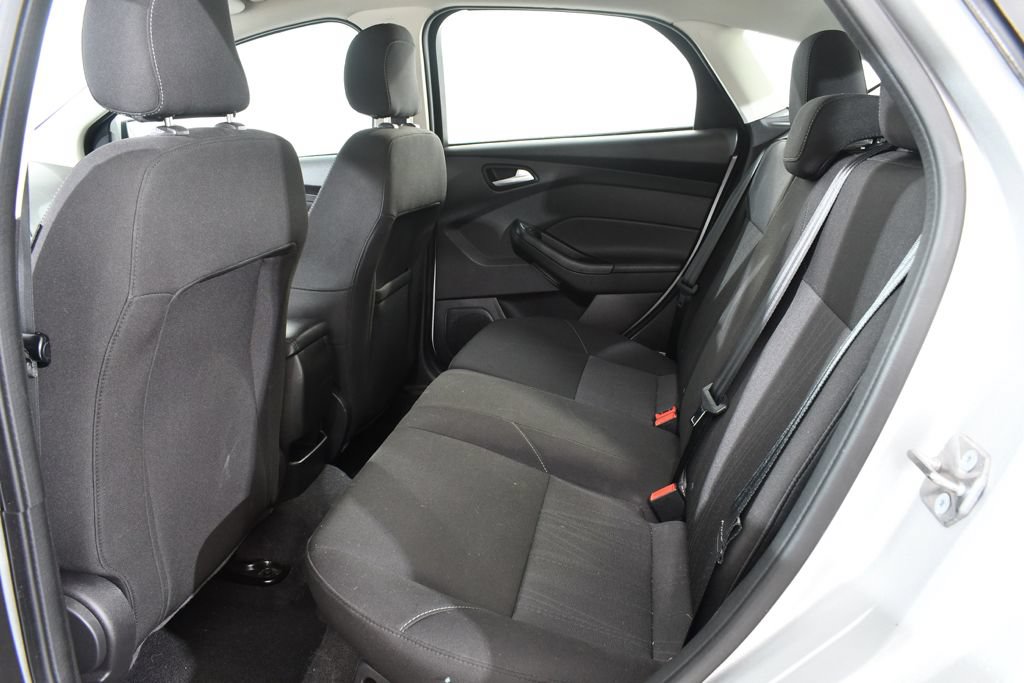 Used 2018 Ford Focus SE w/ Cold Weather Package FWD image 16