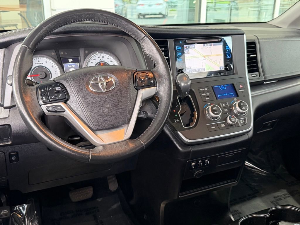 Certified 2017 Toyota Sienna SE w/ SE Preferred Package FWD image 31