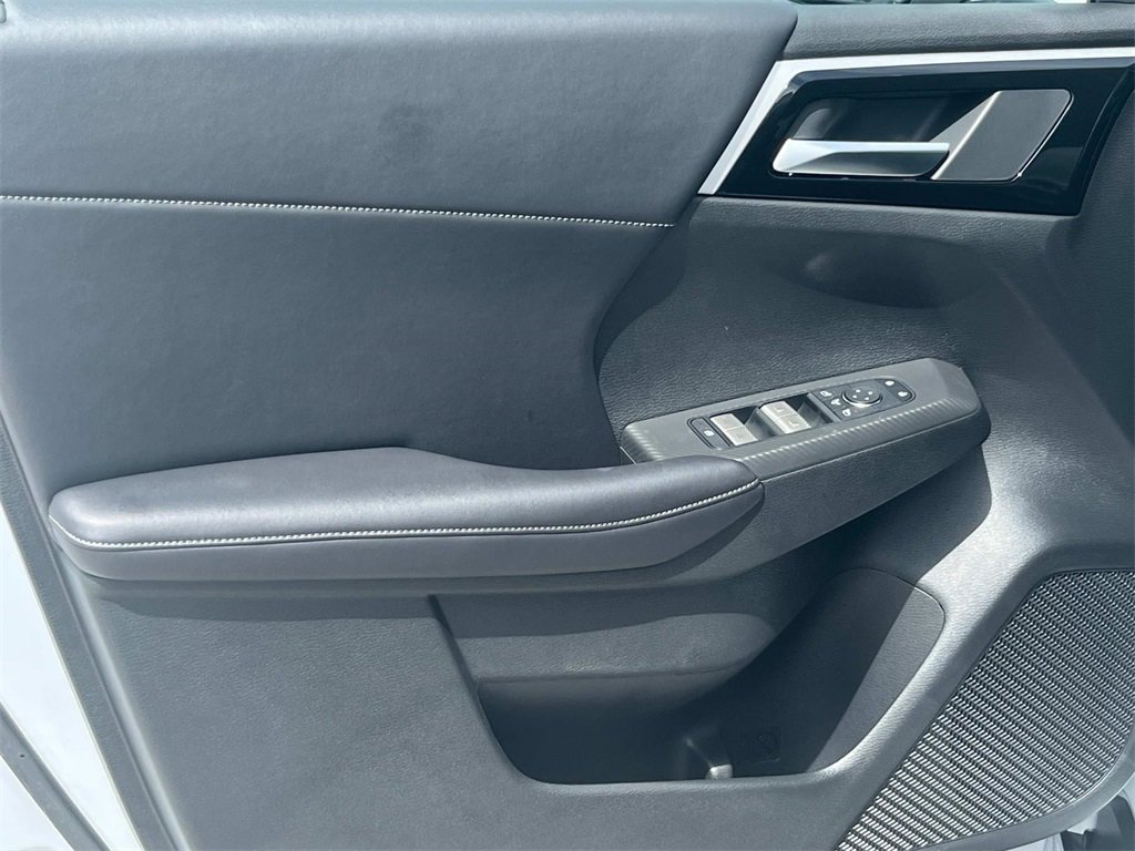 New 2025 Mitsubishi Outlander SE image 12