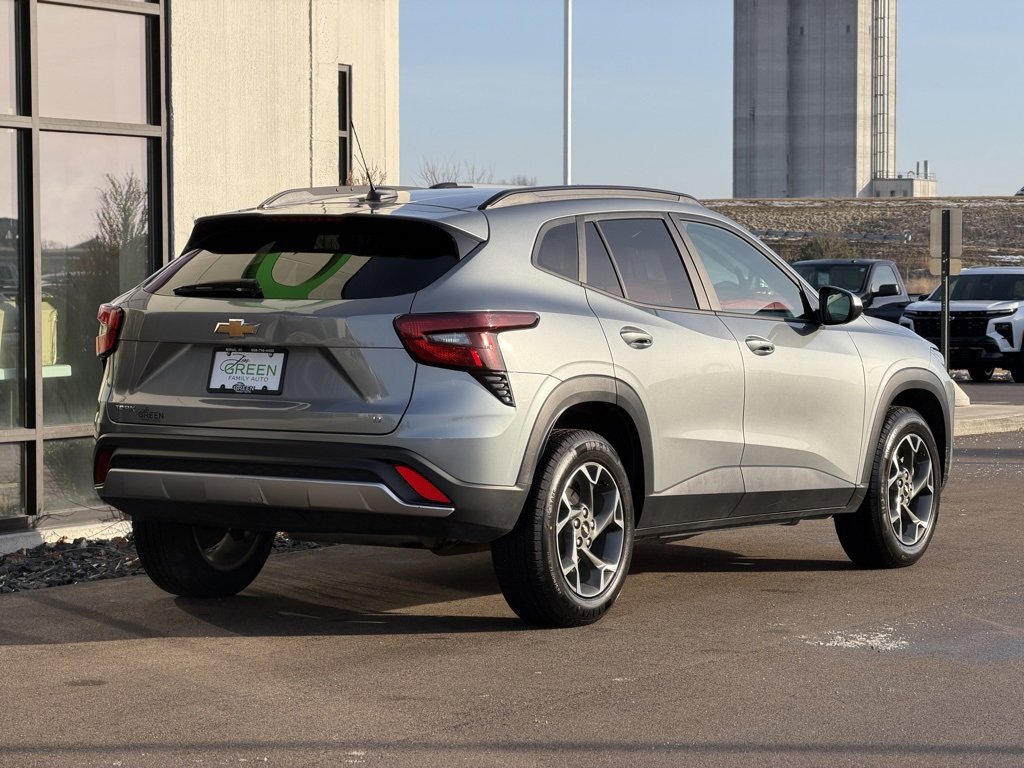 Used 2024 Chevrolet Trax LT w/ Sunroof Package image 5