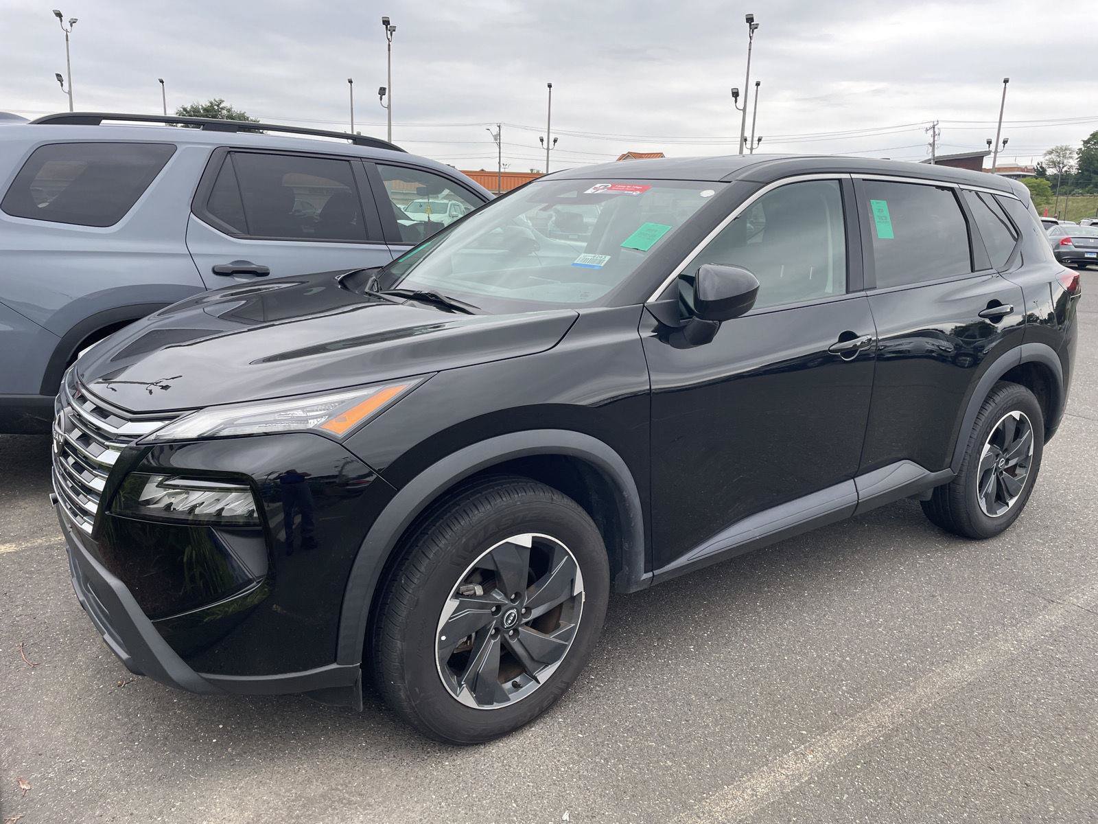 Used 2024 Nissan Rogue SV AWD/4WD image 2
