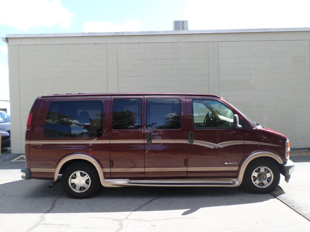 Used 2000 Chevrolet Express 1500 RWD image 1