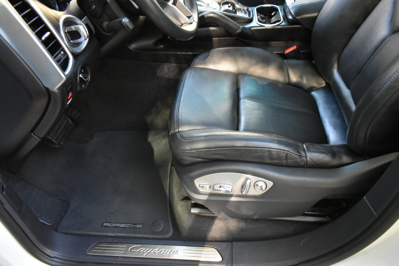 Used 2018 Porsche Cayenne Platinum Edition image 27