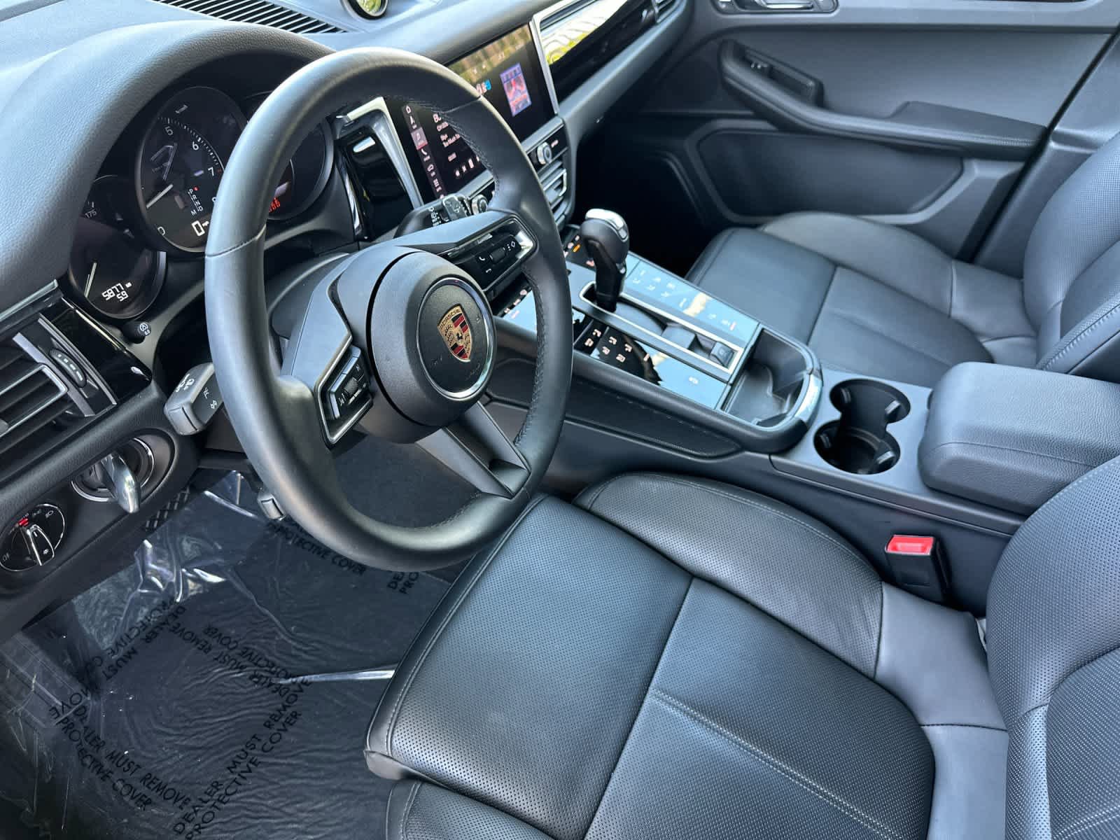 Certified 2025 Porsche Macan AWD/4WD image 4