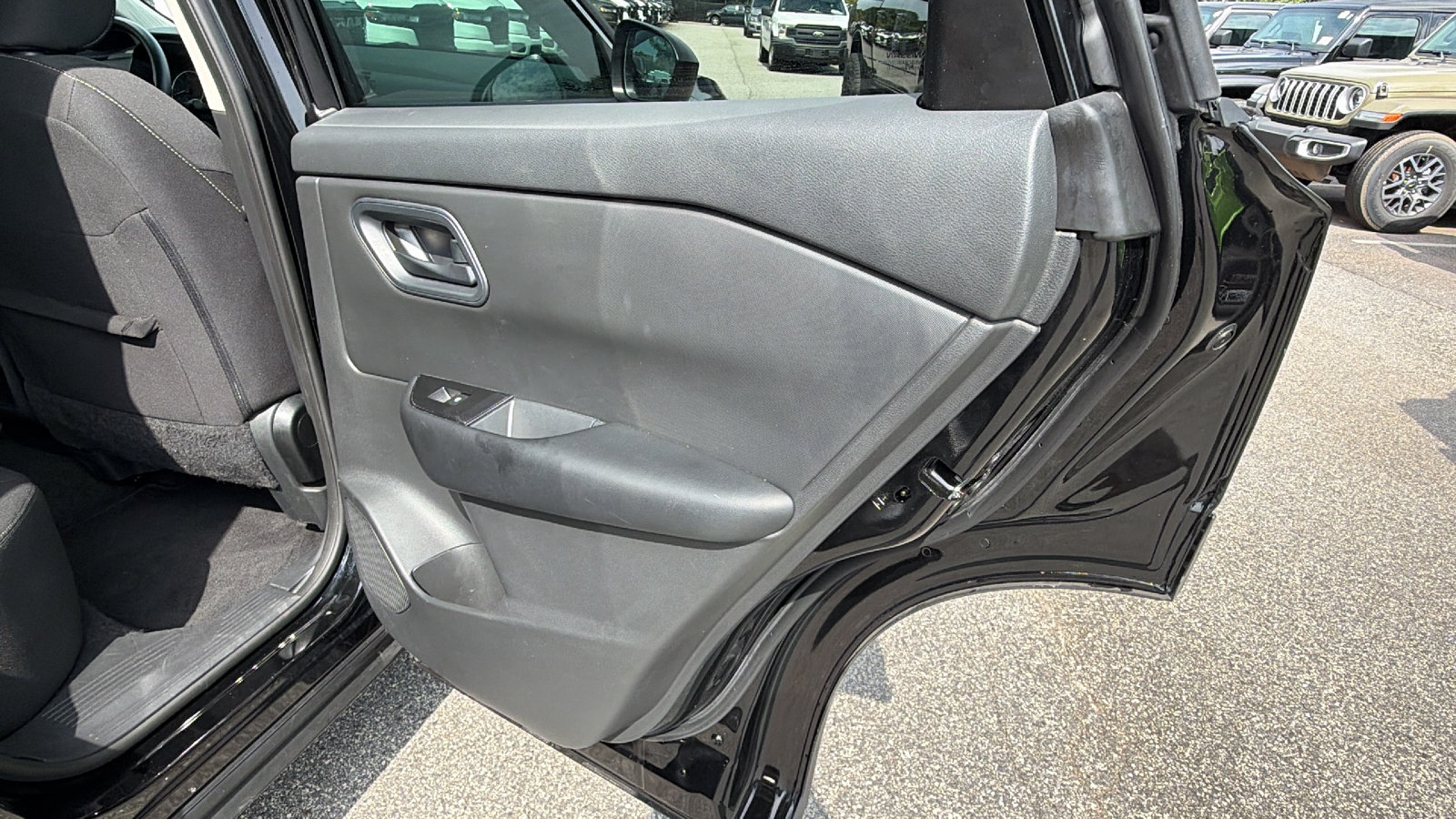 Used 2024 Nissan Rogue S AWD/4WD image 21
