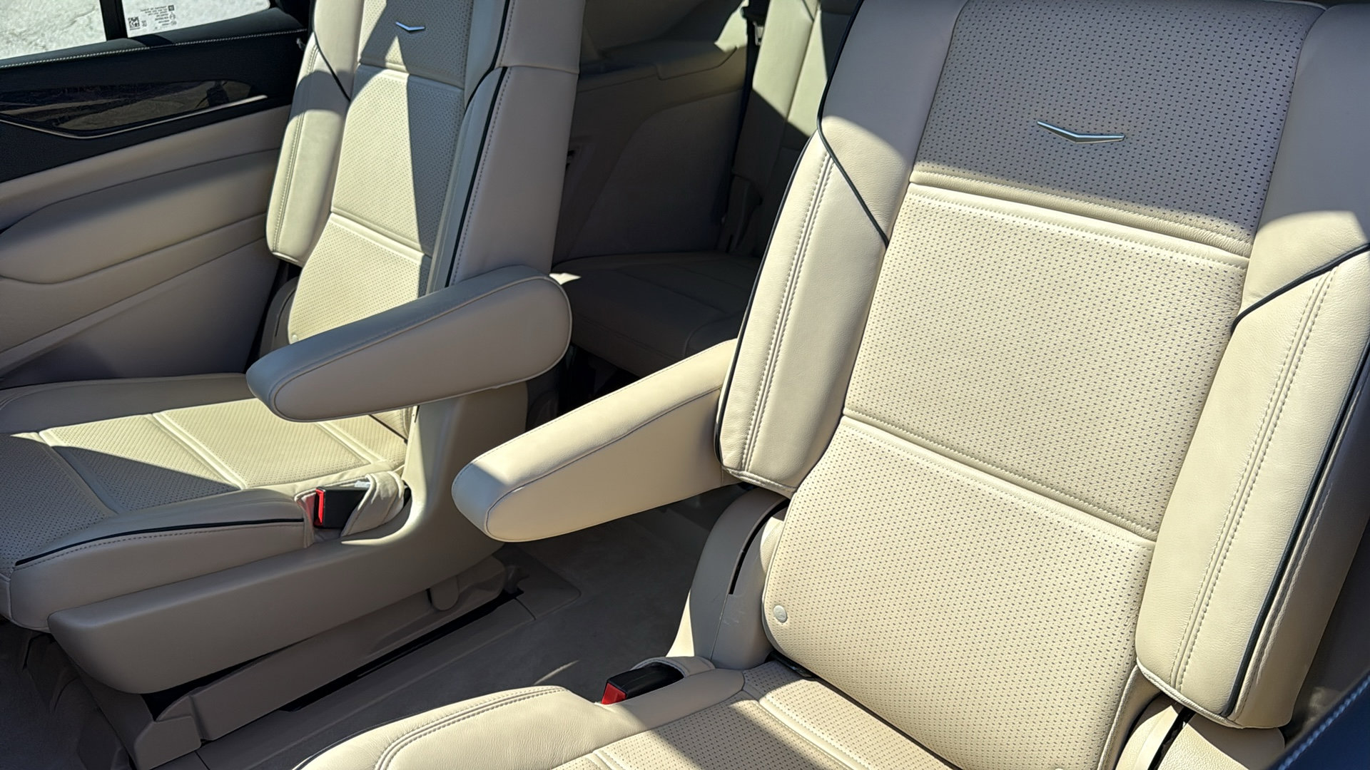 Certified 2022 Cadillac Escalade Premium Luxury w/ Performance Package image 30