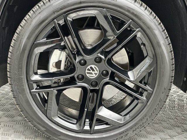 Certified 2026 Volkswagen Tiguan SE R-Line AWD/4WD image 11