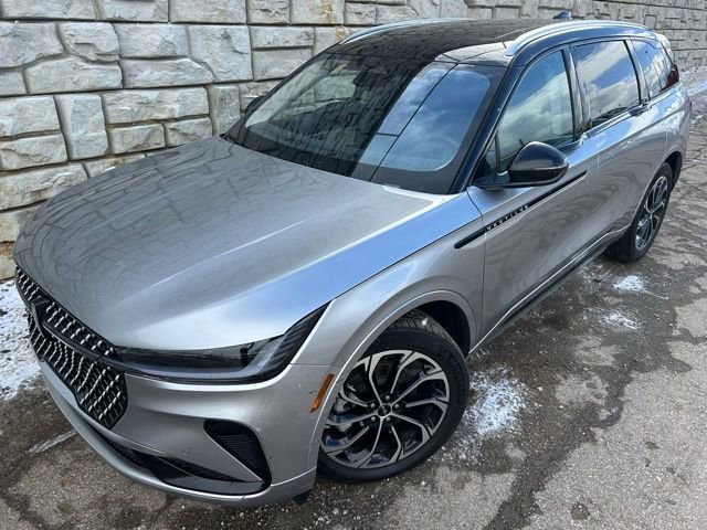 Used 2025 Lincoln Nautilus Reserve image 1