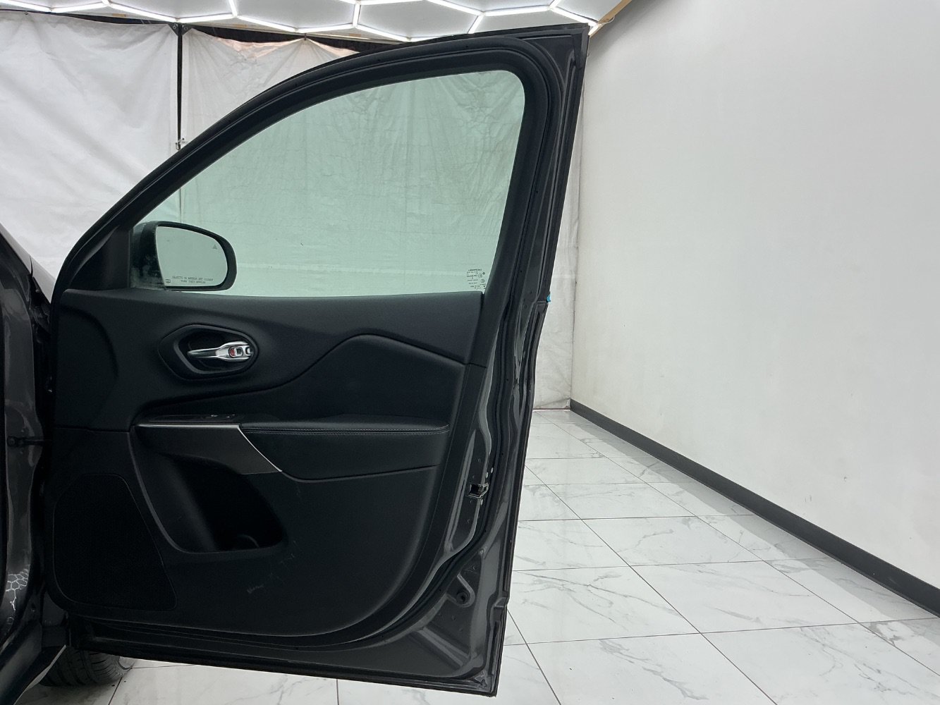Used 2019 Jeep Cherokee Limited AWD/4WD image 19