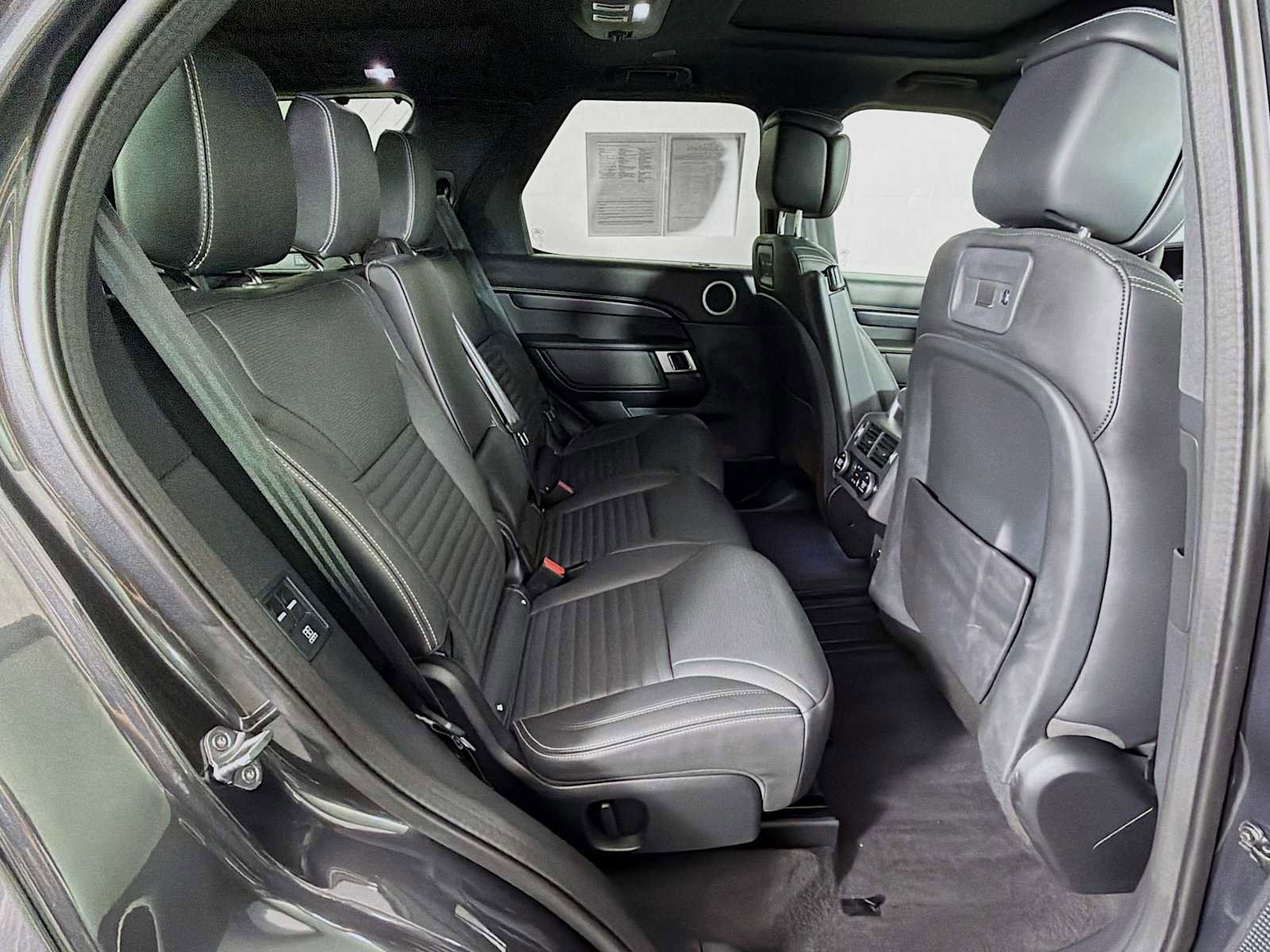 Used 2025 Land Rover Discovery Metropolitan Edition image 26